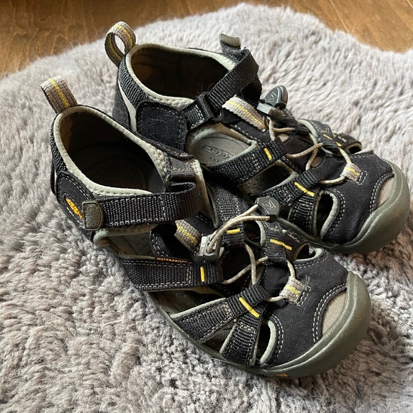 *** SOLD **** KEEN SANDALS - Picture 2 of 3